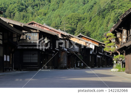 長野縣鹽尻市奈良井宿:傳統建築群重要保護區內的古老城鎮景觀。 長野縣鹽尻市奈良井宿:傳統建築群重要保護區內的古老城鎮景觀。 142282066