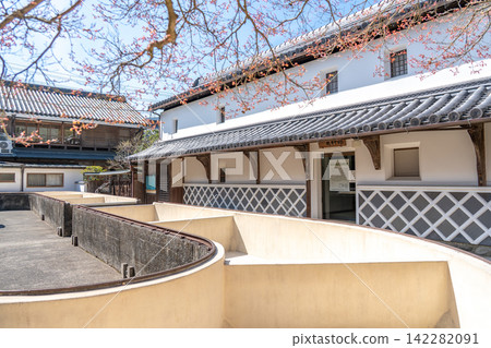 位於奈良縣宇多市宇多松山町的原森野藥材園和工廠的葛根漂白區。 位於奈良縣宇多市宇多松山町的原森野藥材園和工廠的葛根漂白區。 142282091