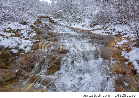 Snow covered travertine waterfall rapids in Huanglong Scenic Area, Sichuan, China 142282156