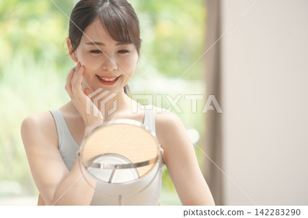 美容圖像護膚日本女人檢查皮膚 142283290