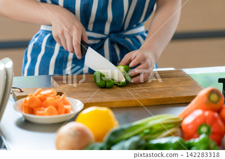 女人切蔬菜廚房食品 女人切蔬菜廚房食品 142283318