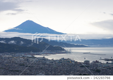 從日本平山頂看到的暴雨後的富士山。 從日本平山頂看到的暴雨後的富士山。 142283766