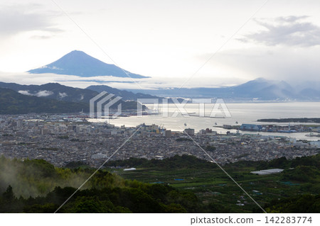 從日本平山頂看到的暴雨後的富士山。 從日本平山頂看到的暴雨後的富士山。 142283774