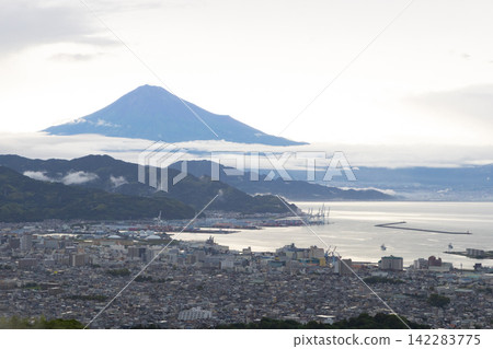 從日本平山頂看到的暴雨後的富士山。 從日本平山頂看到的暴雨後的富士山。 142283775