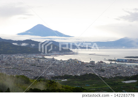 從日本平山頂看到的暴雨後的富士山。 142283776