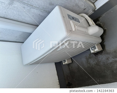 空調室外機安裝在陽台上 空調室外機安裝在陽台上 142284363