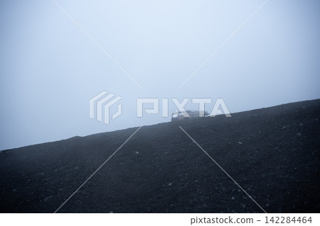 瓦格尼爾的富士山籠罩在薄霧之中 瓦格尼爾的富士山籠罩在薄霧之中 142284464