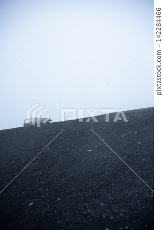 瓦格尼爾的富士山籠罩在薄霧之中 142284466