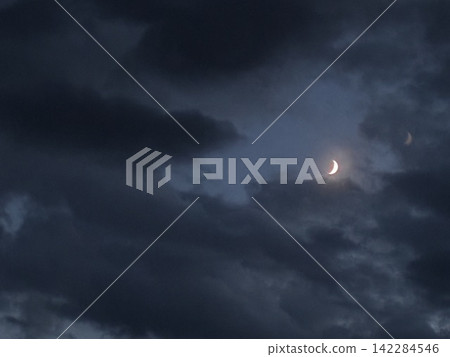 透過夜空中的雲層縫隙看到的月亮 透過夜空中的雲層縫隙看到的月亮 142284546