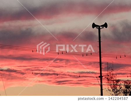 The sunset at the end of summer and the town siren 142284587
