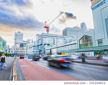 Shinjuku Station South Exit, Tokyo, summer evening Shinjuku Station South Exit, Tokyo, summer evening 142284624