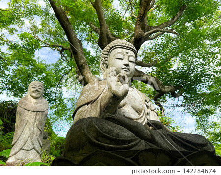 Buddhist statues surrounded by fresh greenery at Hokoji Temple, one of the five temples of northern Lake Hamana. Buddhist statues surrounded by fresh greenery at Hokoji Temple, one of the five temples of northern Lake Hamana. 142284674
