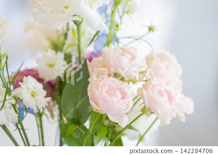 一束色彩柔和淡雅的花束。 一束色彩柔和淡雅的花束。 142284706