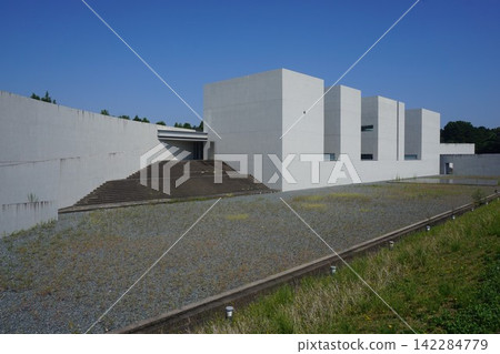 上田莊司攝影美術館是位於鳥取縣北木町的白色建築。 上田莊司攝影美術館是位於鳥取縣北木町的白色建築。 142284779