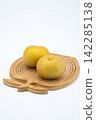 pear  142285138