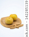 pear  142285139