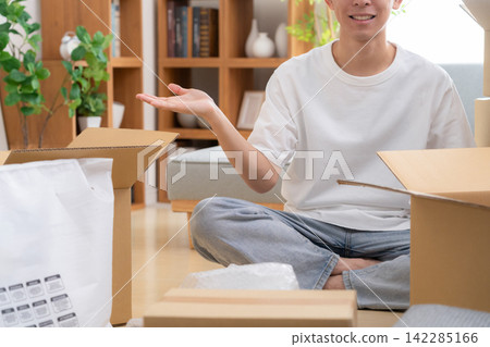 A young man packing his belongings for a move 142285166
