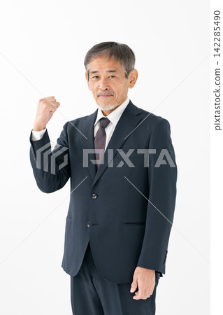 一位身著西裝的老者擺出勝利姿勢 142285490