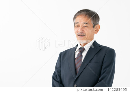 一位身著西裝的老者，正在交談 142285495