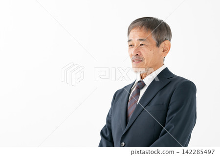 一位身著西裝的老者，正在交談 142285497