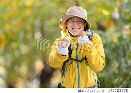 採蘑菇和徒步旅行 142285578