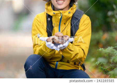 採蘑菇、健行、手持 142285585