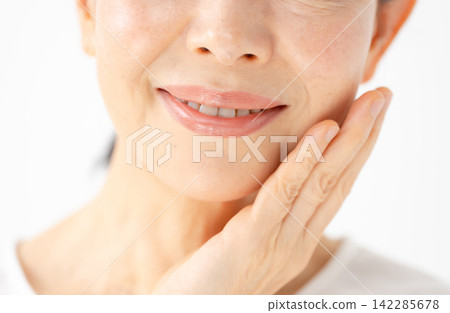 女人的嘴，微笑。 142285678
