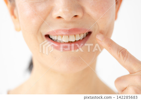 女人的嘴，微笑。 142285683