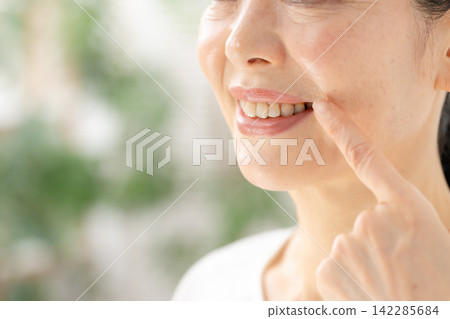 女人的嘴，微笑。 142285684