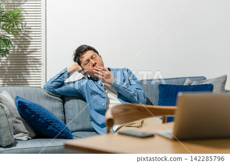 Male menopausal symptoms, fatigue Male menopausal symptoms, fatigue 142285796