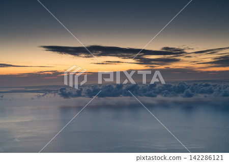 夕陽西下,天空彷彿被厚厚的雲層所籠罩。 夕陽西下,天空彷彿被厚厚的雲層所籠罩。 142286121