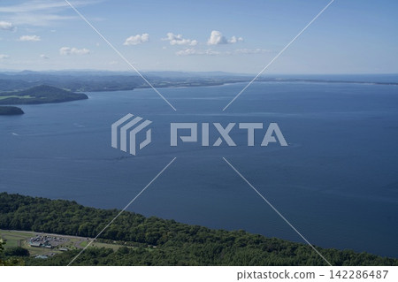 海灣和海岬森林沐浴在深藍色的海水中。 142286487