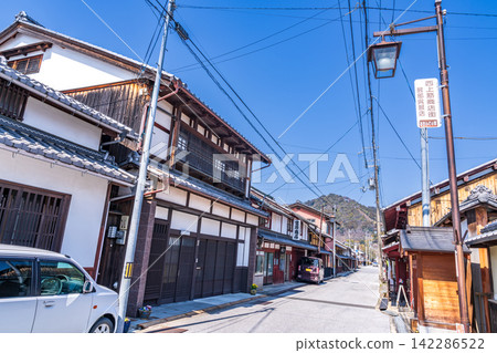 [Important Preservation District for Groups of Traditional Buildings] Spring Scenery of Shinmachi Street, Hachiman, Omihachiman City, Shiga Prefecture (Part 23) 142286522