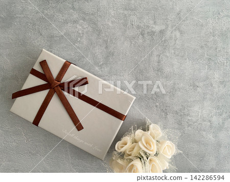 Gift and white flowers / Flat lay background Gift and white flowers / Flat lay background 142286594
