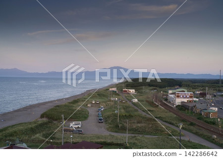 沿海村莊和遠處山脈的輪廓。 沿海村莊和遠處山脈的輪廓。 142286642
