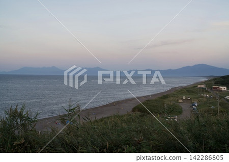 日落時的海岸線與寧靜的沙灘 日落時的海岸線與寧靜的沙灘 142286805