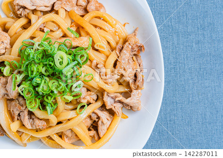 Stir-fried udon noodles with pork and onions Stir-fried udon noodles with pork and onions 142287011