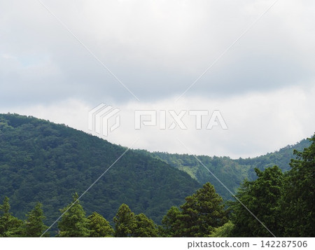 一座雲在山上 一座雲在山上 142287506