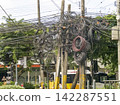 電線桿上懸掛著許多捆紮好的電線。 142287551