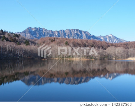 冬季的戶隱山脈和鏡池 142287563