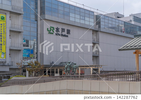 水戶站北口大樓與行人平台上的水戶古紋雕像 [茨城縣水戶市宮町] 142287762
