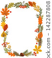 Autumn rounded frame with rowan berries and oak maple border wrapping around open copy space center. Vector leaf garland in warm orange tones suits greeting cards, posters and party invitations 142287808