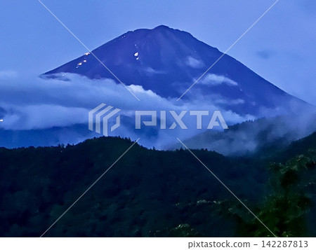 漂浮在雲彩海的富士山 漂浮在雲彩海的富士山 142287813