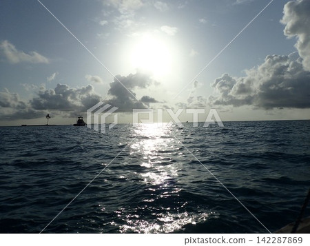 海和太陽 142287869