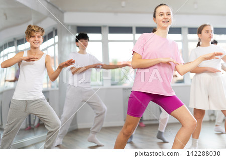 Girl teen teaches energetic mobile social house dance together with friends Girl teen teaches energetic mobile social house dance together with friends 142288030