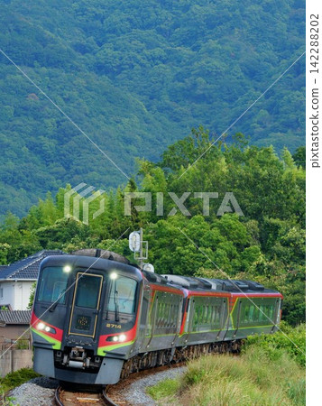 A five-car 2700 series diesel multiple unit train, the Limited Express Uzushio, passing through a large curve. A five-car 2700 series diesel multiple unit train, the Limited Express Uzushio, passing through a large curve. 142288202