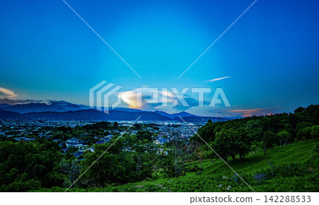 黃昏時分的城市景觀與山脈 黃昏時分的城市景觀與山脈 142288533