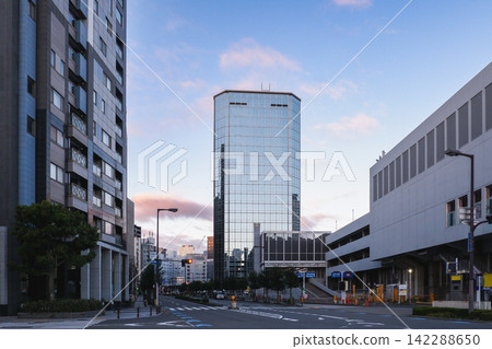 晨光灑滿城市的摩天大樓和美麗的街景。 晨光灑滿城市的摩天大樓和美麗的街景。 142288650