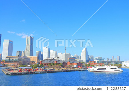 神奈川縣橫濱市橫濱紅磚倉庫與地標塔風景 神奈川縣橫濱市橫濱紅磚倉庫與地標塔風景 142288817