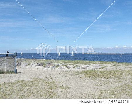 Inage Coast, overlooking the sea dotted with sailboats. Inage Coast, overlooking the sea dotted with sailboats. 142288936